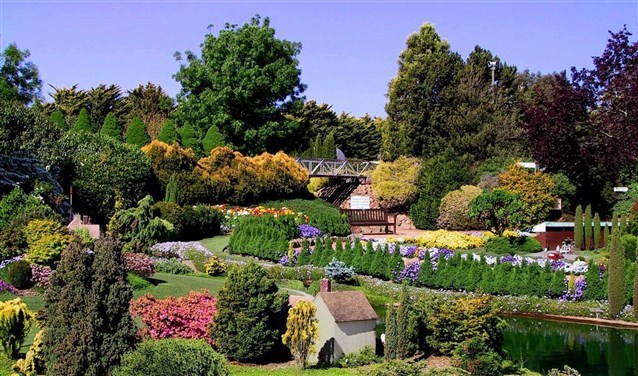حديقة برشلونة النباتية - The Botanical garden of Barcelona
تقع الحديقة وسط عدد من الاستادات القديمة التي كانت تُستخدم في الألعاب الاولومبية الصيفية حتى عام 1992. وتتميز بالعديد من النباتات التي تم استحضارها من مناطق عدة للاستماع بقضاء أجمل الأوقات العائلية.